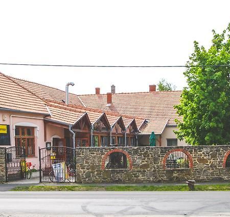 Borostyankert Etterem & Vendeghaz Hotel Sitke Exterior foto