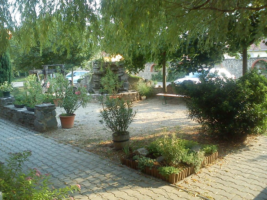 Borostyankert Etterem & Vendeghaz Hotel Sitke Exterior foto