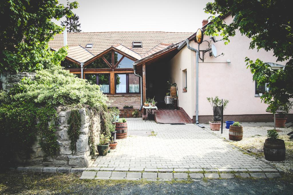 Borostyankert Etterem & Vendeghaz Hotel Sitke Exterior foto