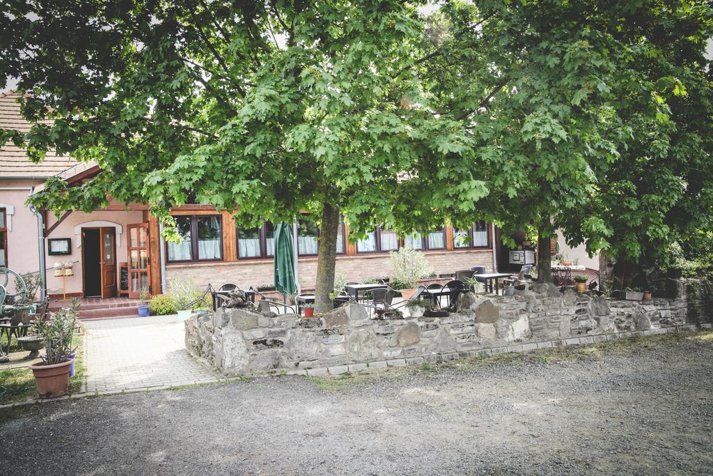 Borostyankert Etterem & Vendeghaz Hotel Sitke Exterior foto