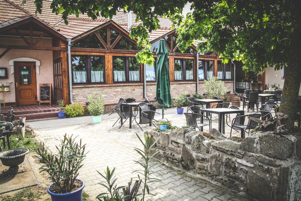 Borostyankert Etterem & Vendeghaz Hotel Sitke Exterior foto